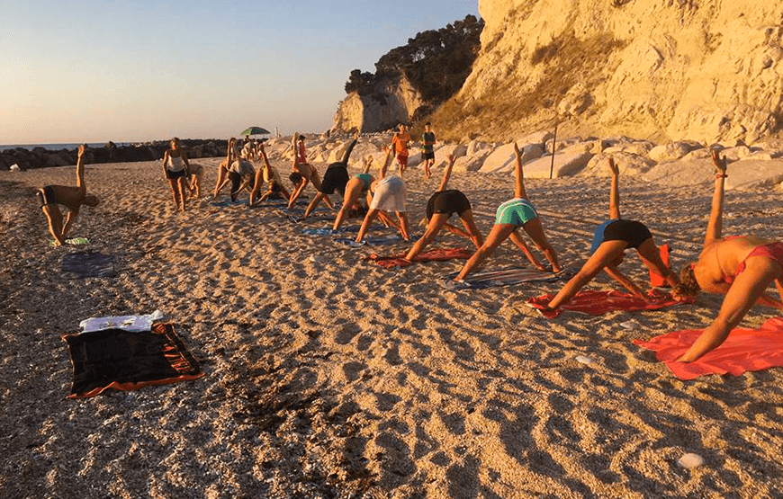 Alba in Sup o Canoa con Lezione di Yoga in Spiaggia